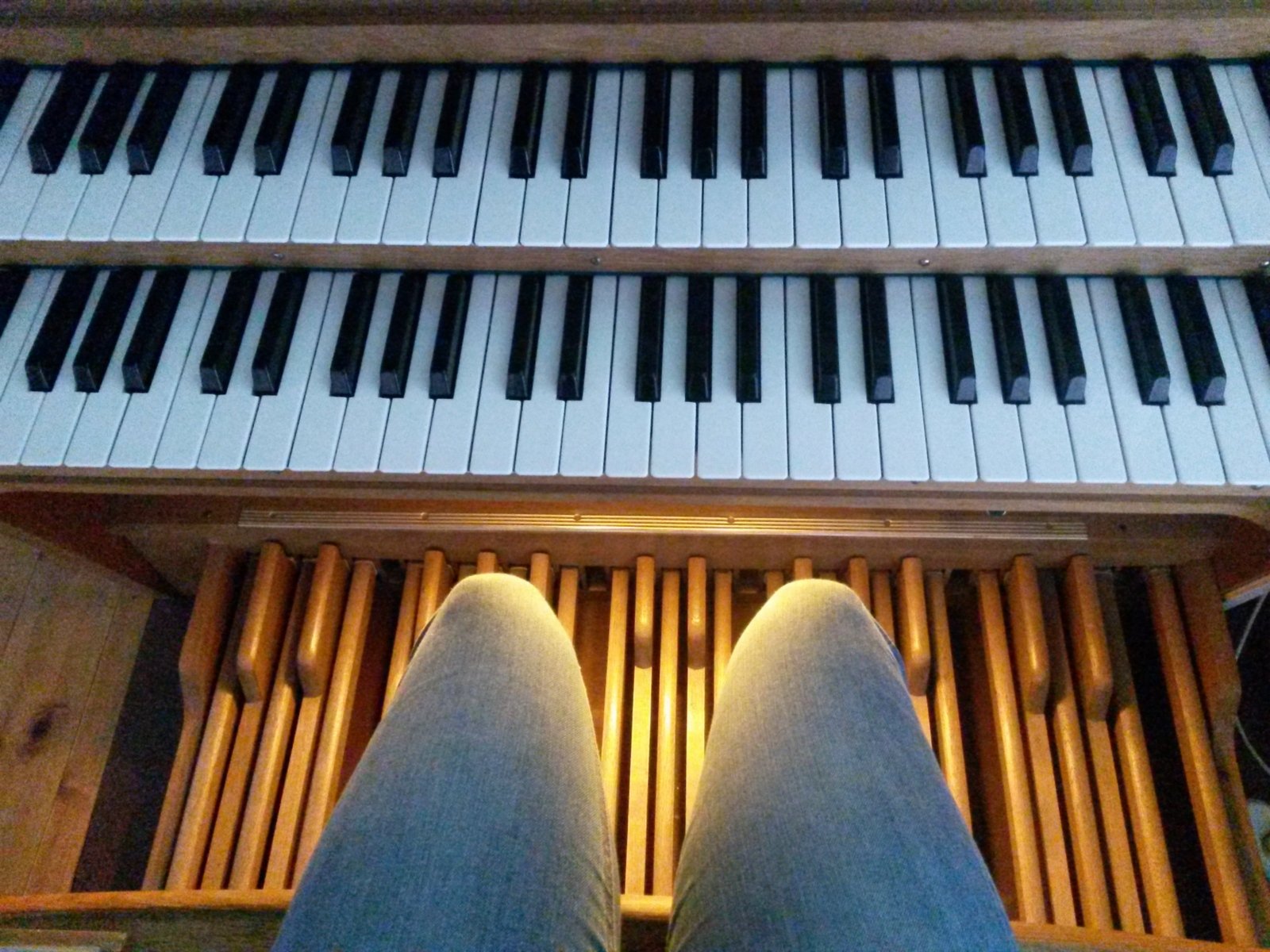 sitz_orgel_manuale_by_Anna_Rether_pfarrbriefservice(1) (c) Bild: Anna Rether In: Pfarrbriefservice.de